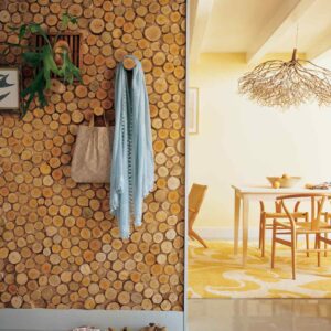 Drewniane krążki ułożone w formie mozaiki ściennej, dodające wnętrzu ciepła i naturalnego charakteru