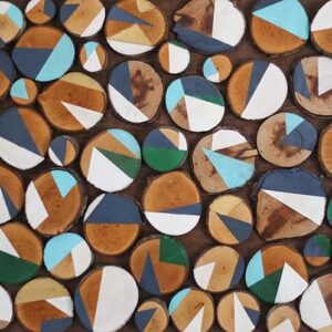 Mozaika ścienna z plastrów drewnianych – rustykalna dekoracja w wielu kolorach